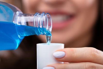 Care for dental implants with antiseptic rinsing